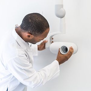 dentist-with-x-ray dentiste avec un appareil de radiologie extraoral