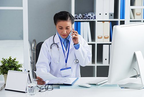 medecin_en_cabinet medecin au téléphone dans son cabinet médicale