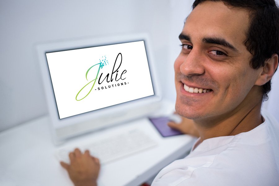 dentiste dans un cabinet dentaire sur le logiciel Julie solutions