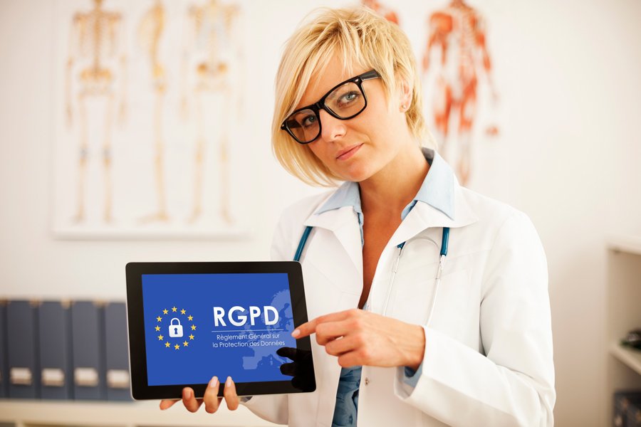 rgpd-professionnels-de-santé femme professionnelle de santé avec réglementation rgpd sur tablette