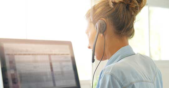technicien-support-hotline femme professionnelle de santé avec réglementation rgpd sur tablette