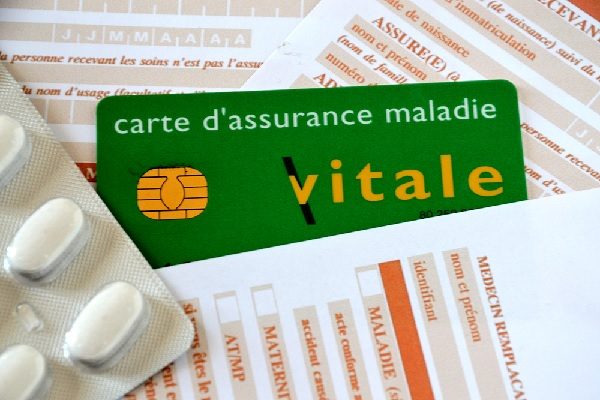complementairesante femme professionnelle de santé avec réglementation rgpd sur tablette